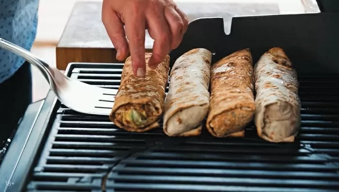 Шаурма с креветками и кальмарами - рецепт от Константина Ивлева