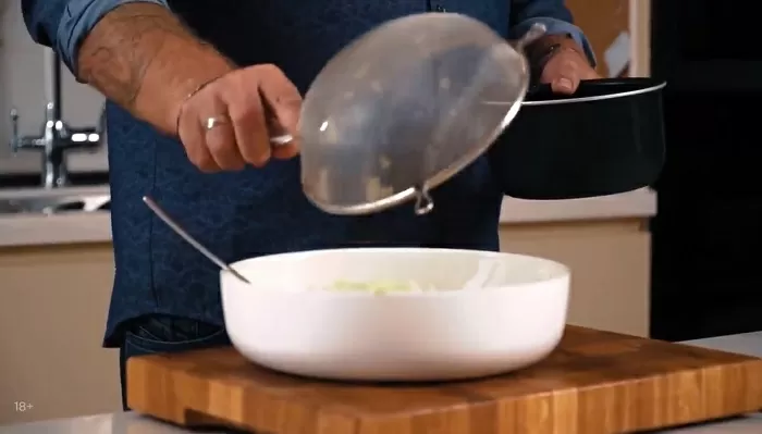 Капустно-картофельные котлеты с грибным соусом - рецепт от Константина Ивлева