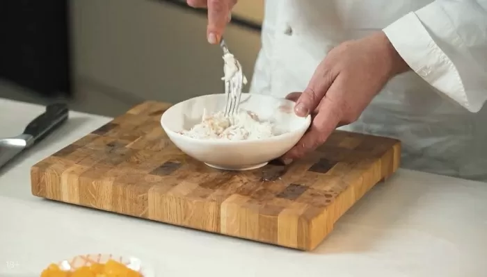 Куриная грудка с крабом в мандариновом соусе - рецепт от Константина Ивлева