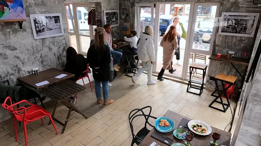 Справилось ли заведение Corner Cafe с полной посадкой?