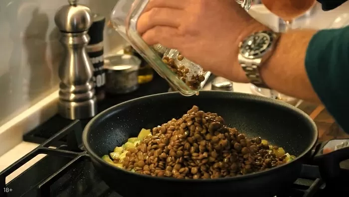 Чечевица с картофелем, кабачками и шпинатом в морковном соке - рецепт от Константина Ивлева