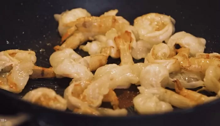 Креветки в сливочно-соевом соусе - рецепт от Константина Ивлева