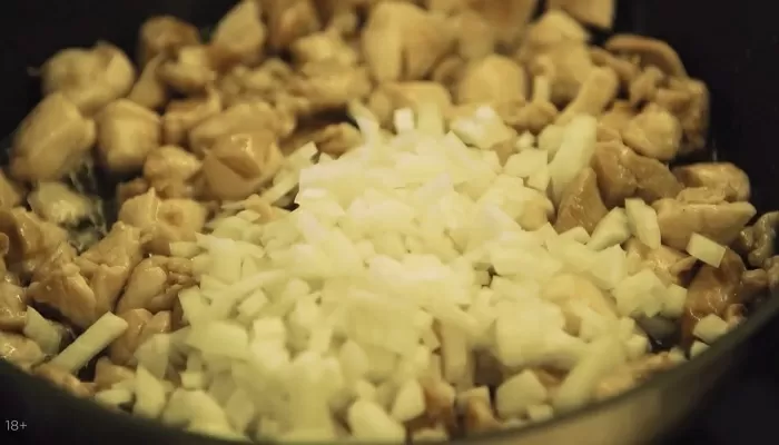 Пирог с курицей, сыром и томатами - рецепт от Константина Ивлева