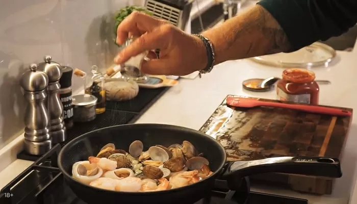 Томленые морепродукты в соусе - рецепт от Константина Ивлева