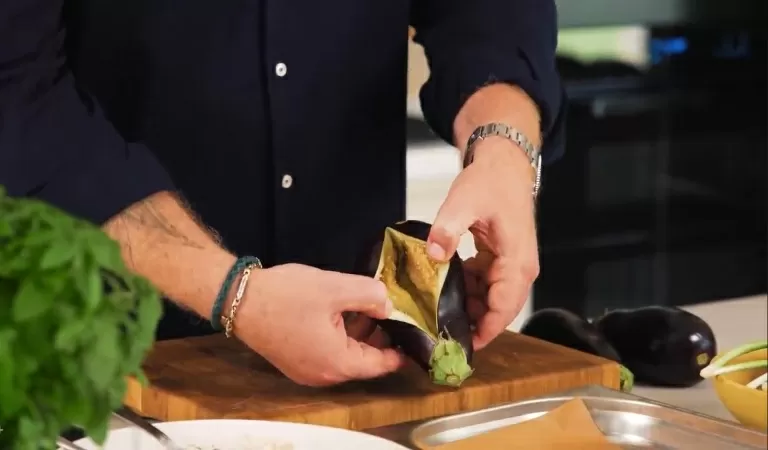 Битые баклажаны  с сыром и томатами - рецепт от Константина Ивлева