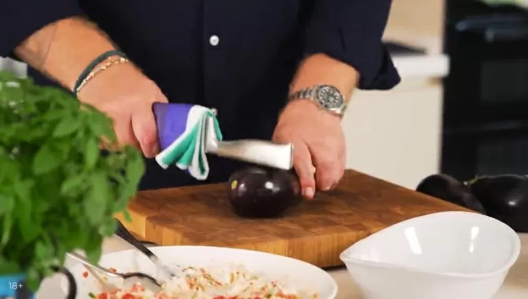 Битые баклажаны  с сыром и томатами - рецепт от Константина Ивлева