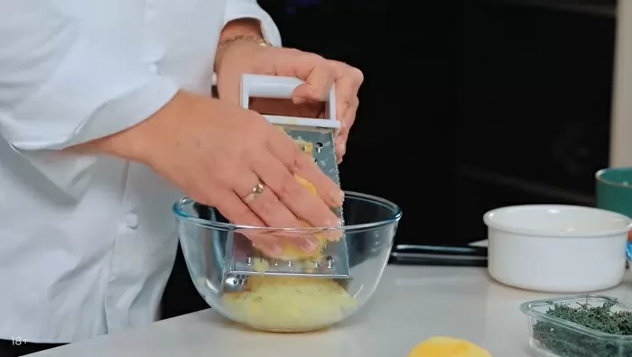 Мясные ватрушки с соусом болоньезе - рецепт от Константина Ивлева
