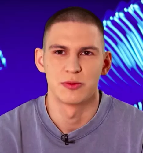 Максим Гусев — Су-шеф, участник шоу «Полная посадка» с Ивлевым Максим Гусев — участник шоу «Полная посадка» с Ивлевым