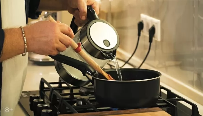 Тефтели в томатном соусе с сыром моцарелла - рецепт от Константина Ивлева