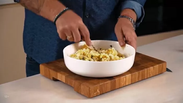 Капустно-картофельные котлеты с грибным соусом - рецепт от Константина Ивлева