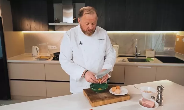 Омлет с ветчиной и сыром - рецепт от Константина Ивлева