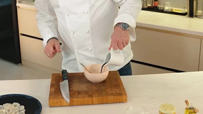 Морской гребешок с черной икрой - рецепт от Константина Ивлева