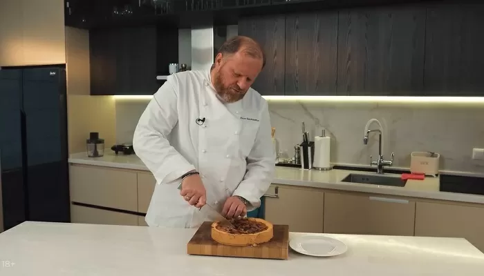 Пирог с курицей, сыром и томатами - рецепт от Константина Ивлева