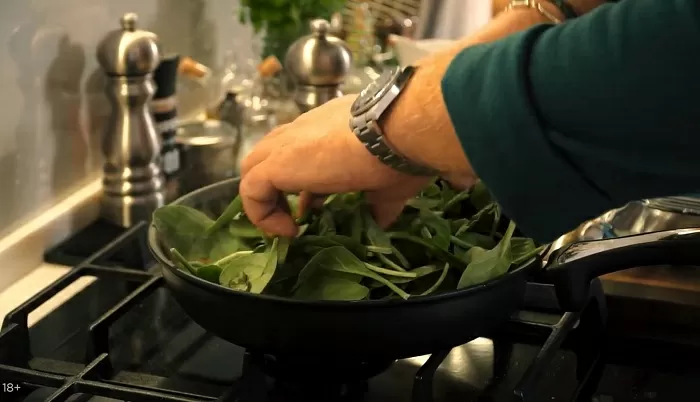 Чечевица с картофелем, кабачками и шпинатом в морковном соке - рецепт от Константина Ивлева