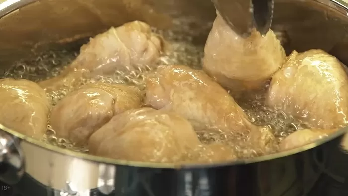 Куриные ножки в сливочно-чесночном соусе с сыром и шпинатом - рецепт от Константина Ивлева