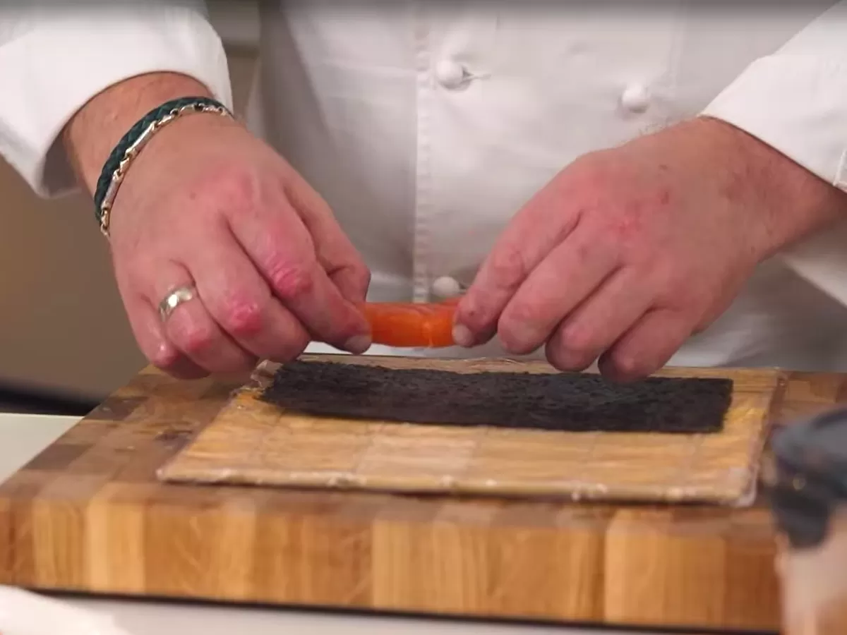 Копчёный лосось в нори с луком сибулет и чёрной икрой - рецепт от Константина Ивлева