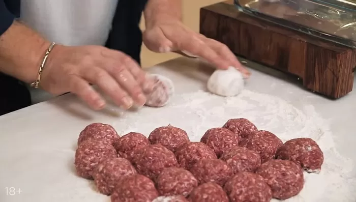 Тефтели в томатном соусе с сыром моцарелла - рецепт от Константина Ивлева