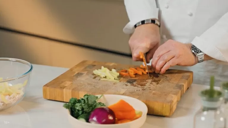 Салат с курицей гриль и хрустящими овощами - рецепт от Константина Ивлева