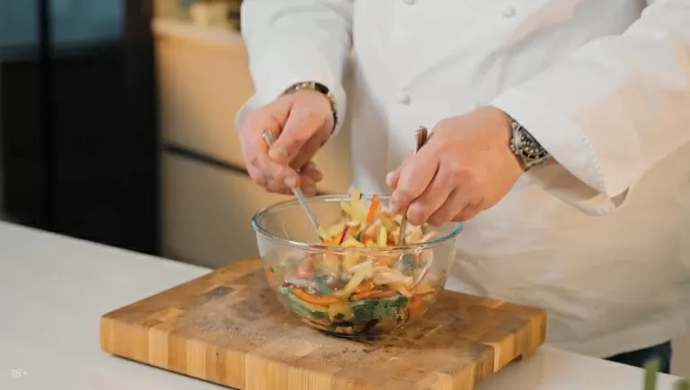 Салат с курицей гриль и хрустящими овощами - рецепт от Константина Ивлева