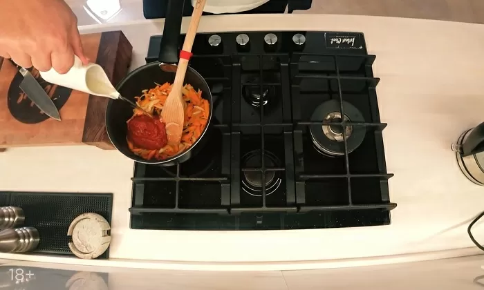 Тефтели в томатном соусе с сыром моцарелла - рецепт от Константина Ивлева