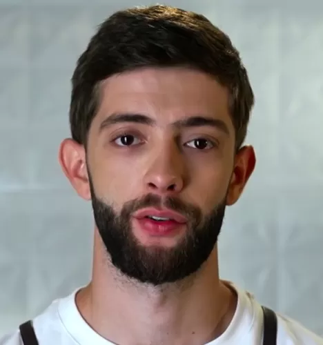 Давид Гулян — Су-шеф, участник шоу «Молодые ножи» с Ивлевым Давид Гулян — участник шоу «Молодые ножи» с Ивлевым