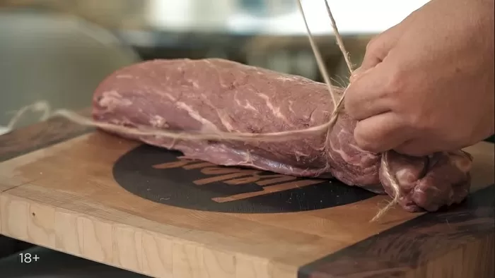 Мясной рулет с грибами - рецепт от Константина Ивлева