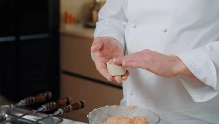 Шашлык из лосося, креветок и кальмаров - рецепт от Константина Ивлева