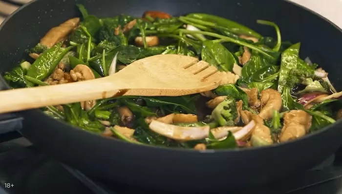 Лапша с курицей и овощами - рецепт от Константина Ивлева
