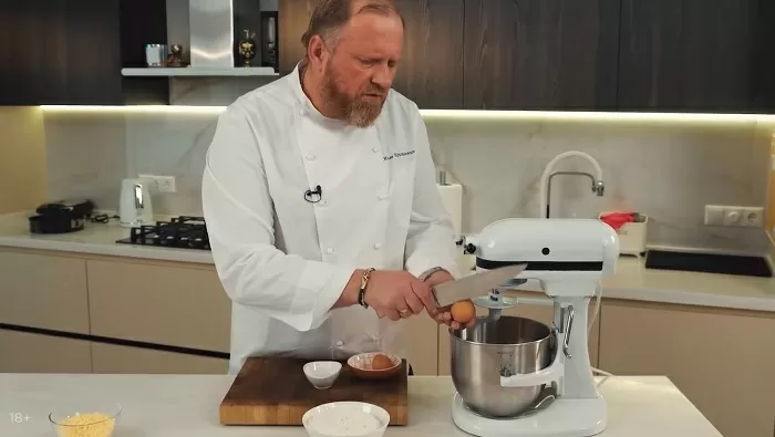 Пирог с курицей, сыром и томатами - рецепт от Константина Ивлева