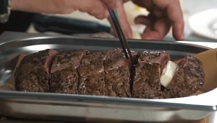 Запеченное мясо с сыром и шпинатом - рецепт от Константина Ивлева