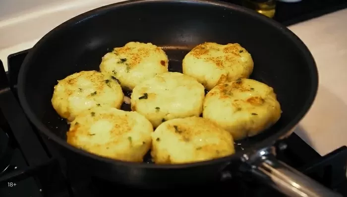 Капустно-картофельные котлеты с грибным соусом - рецепт от Константина Ивлева