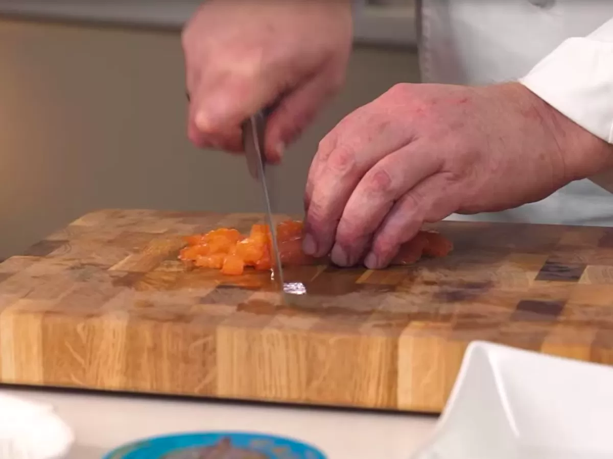 Латук с копченым лососем и горчичной заправкой - рецепт от Константина Ивлева