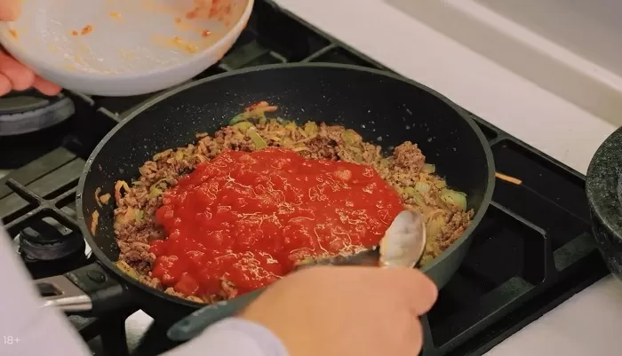 Мясные ватрушки с соусом болоньезе - рецепт от Константина Ивлева