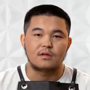 Мыктыбек Бердиев — , участник шоу «Молодые ножи» с Ивлевым Мыктыбек Бердиев — участник шоу «Молодые ножи» с Ивлевым