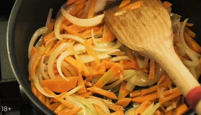 Тефтели в томатном соусе с сыром моцарелла - рецепт от Константина Ивлева