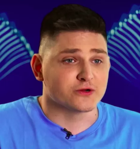 Марк Савгира — Управляющий ресторана, участник шоу «Полная посадка» с Ивлевым Марк Савгира — участник шоу «Полная посадка» с Ивлевым