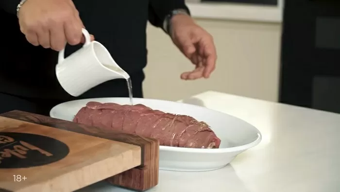 Мясной рулет с грибами - рецепт от Константина Ивлева
