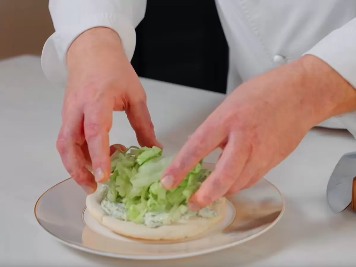 Бургер на греческий манер - рецепт от Константина Ивлева