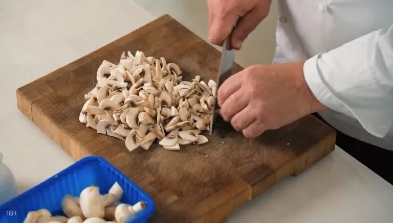 Куриные зразы с грибами и сыром - рецепт от Константина Ивлева