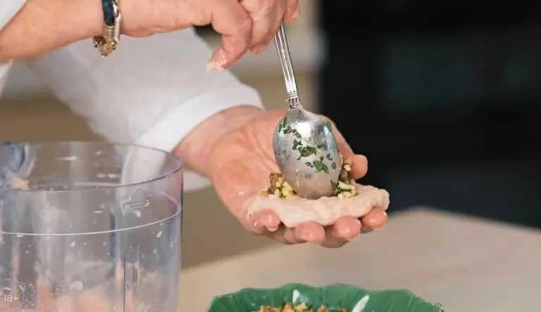 Куриные зразы с грибами и сыром - рецепт от Константина Ивлева