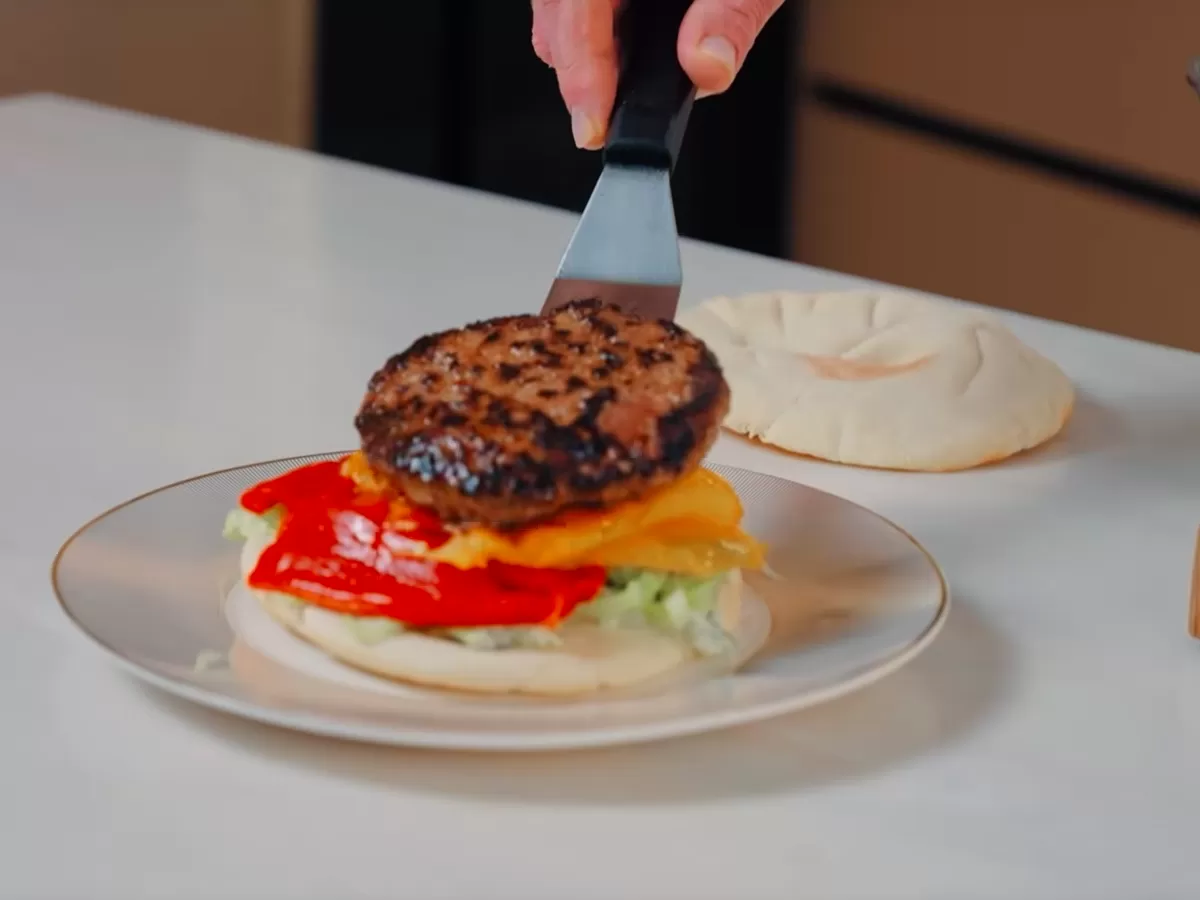 Бургер на греческий манер - рецепт от Константина Ивлева