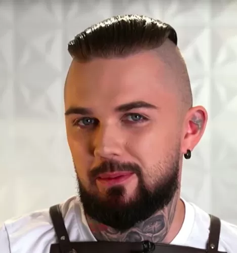 Артур Ладцев — Су-шеф, участник шоу «Молодые ножи» с Ивлевым Артур Ладцев — участник шоу «Молодые ножи» с Ивлевым