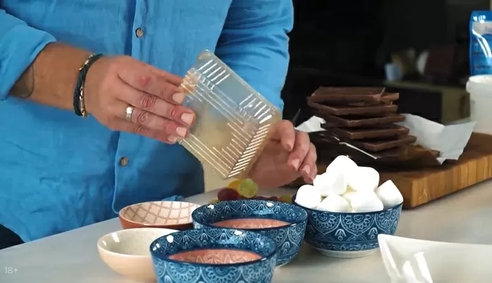 Шоколадное и йогуртовое фондю - рецепт от Константина Ивлева