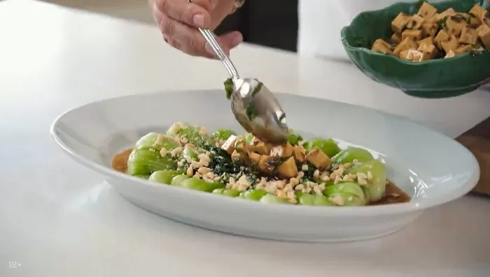 Капуста пак-чой с тофу и арахисом - рецепт от Константина Ивлева