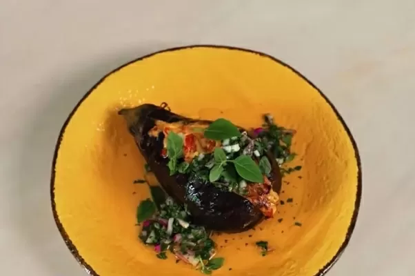 Битые баклажаны  с сыром и томатами - рецепт от Константина Ивлева