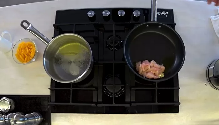 Пенне с курицей и грибами - рецепт от Константина Ивлева