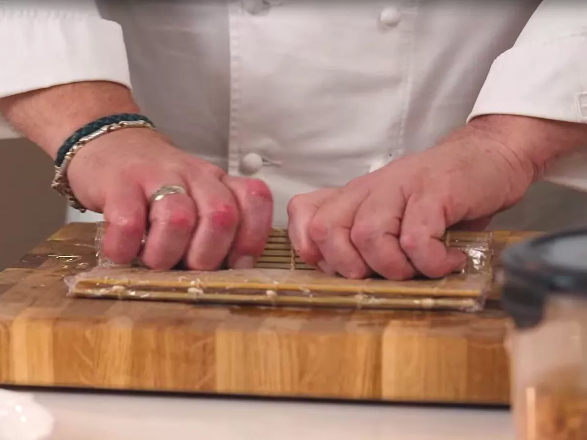 Копчёный лосось в нори с луком сибулет и чёрной икрой - рецепт от Константина Ивлева