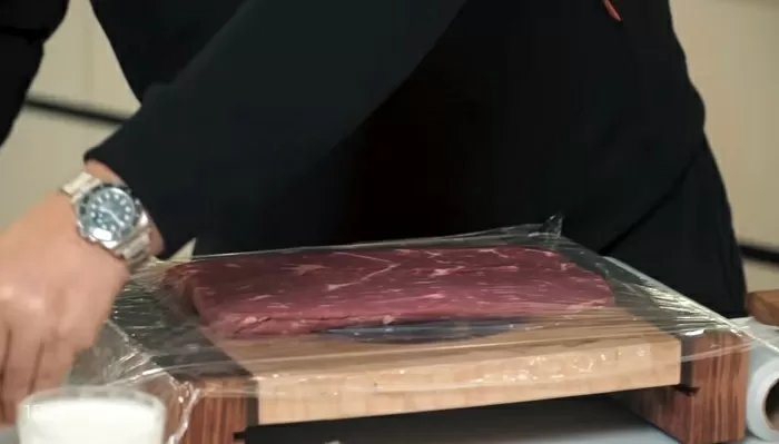 Мясной рулет с грибами - рецепт от Константина Ивлева