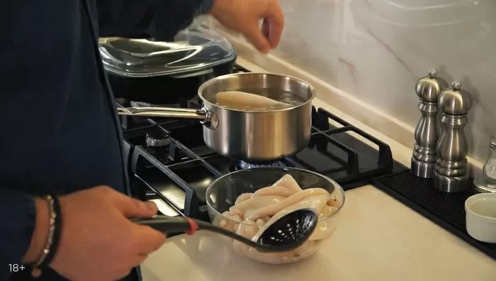 Салат из кальмара и креветок - рецепт от Константина Ивлева