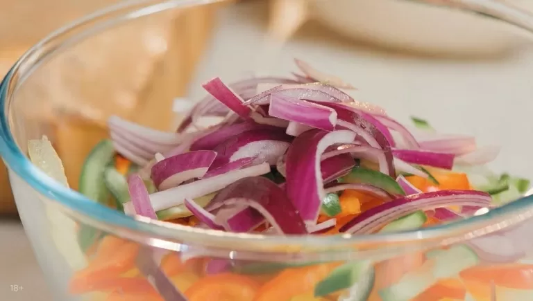 Салат с курицей гриль и хрустящими овощами - рецепт от Константина Ивлева